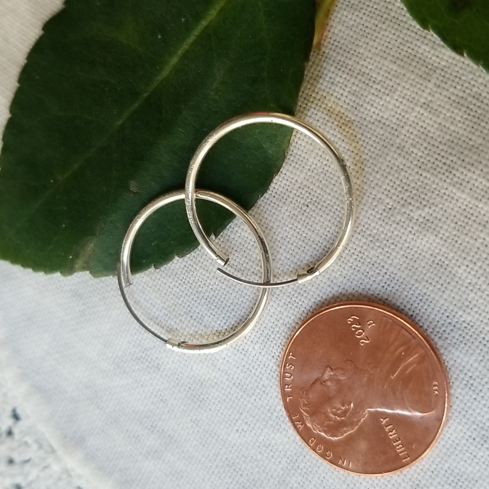 🌚ENDLESS HOOP EARRINGS .75"